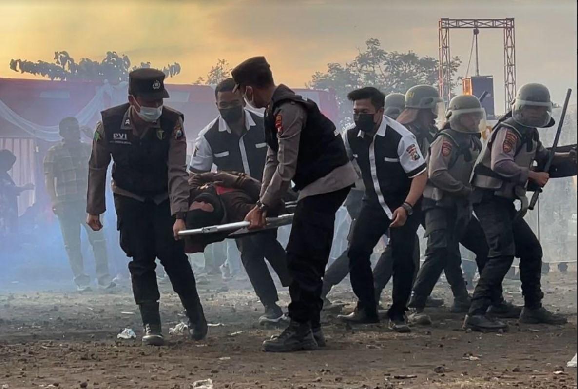 Situasi-rusuh-saat-Pilkada-2024-dalam-latihan-Sispamkota-yang-digelar-Polres-Probolinggo.jpg