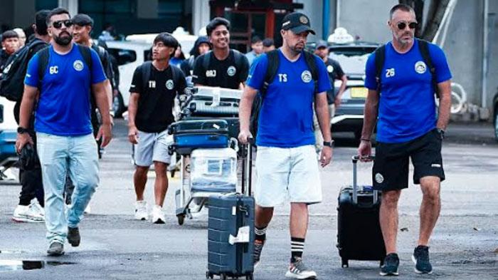 Skuad-Arema-FC-saat-berangkat-ke-Bogor-untuk-menjalani-pertandingan-menghadapi-Dewa-United.jpg