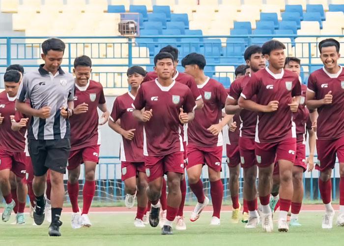 Skuad-Gresik-United-saat-berlatih-di-Stadion-Gelora-Joko-Samudro-Gresik-2025.jpg