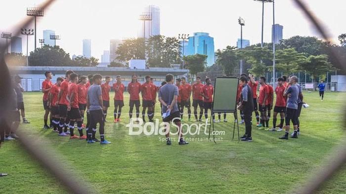 Skuad-Timnas-Indonesia-U-22-asuhan-Indra-Sjafri-sedang-melakukan-briefing.jpg