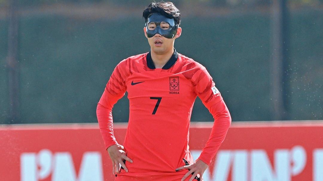 Son-Heung-min-mengenakan-topeng-saat-gelaran-Piala-Dunia-2022.jpg
