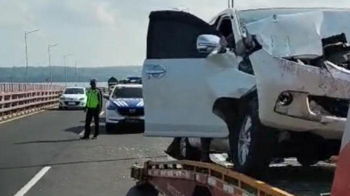Sopir Tidur Sambil Berkendara, Avanza Bermuatan 4 Orang Seruduk Truk di Jembatan Suramadu