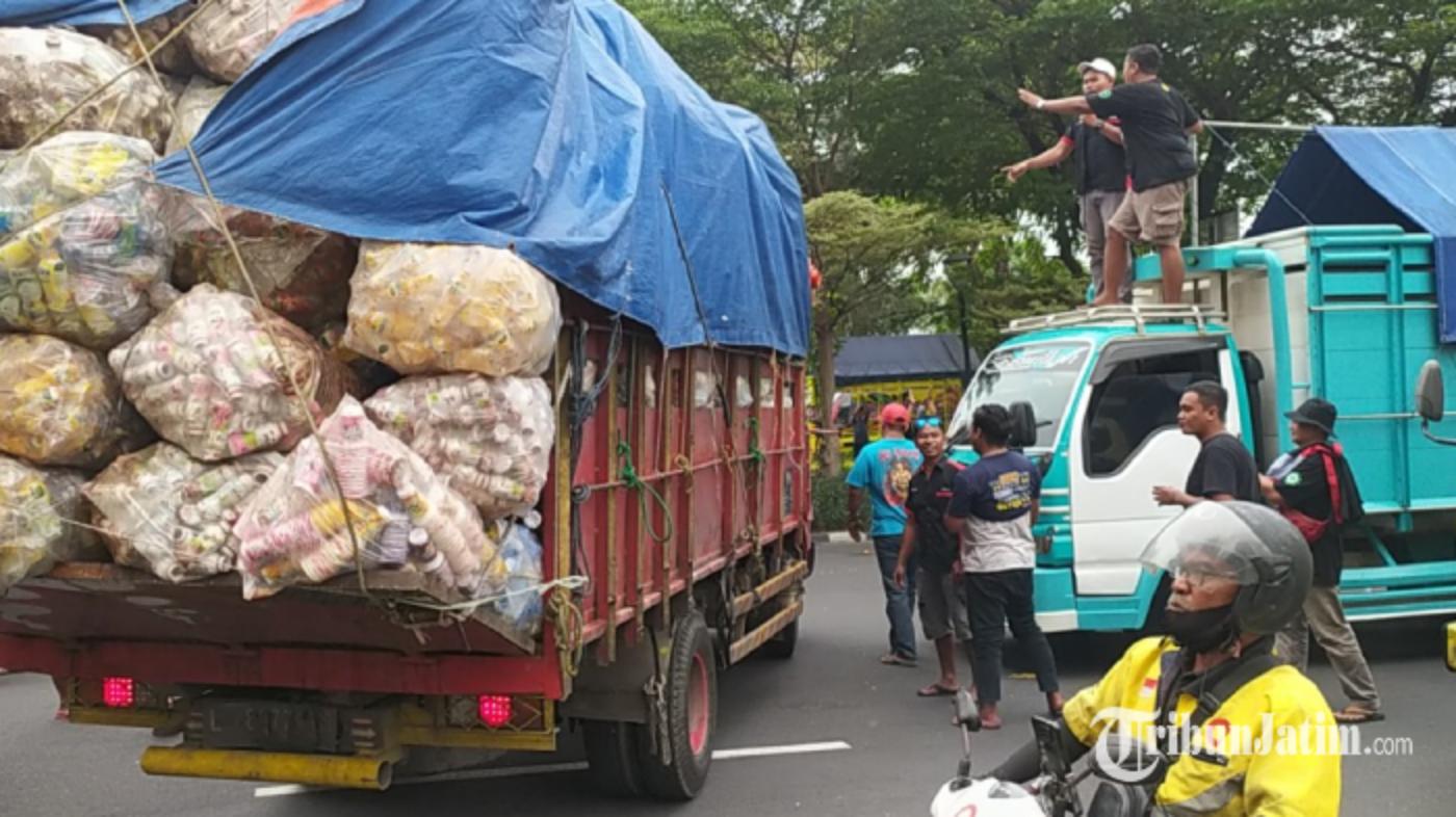 Sopir-truk-muat-plastik-panik-terjaring-sweeping-massa-demo-ODOL-di-Surabaya.jpg