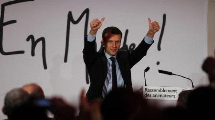 Sosok Pejabat Negara Pulang Jalan Kaki Ogah Dikawal 'Tot Tot Wuk Wuk', Tenang Nyebrang Bareng Warga