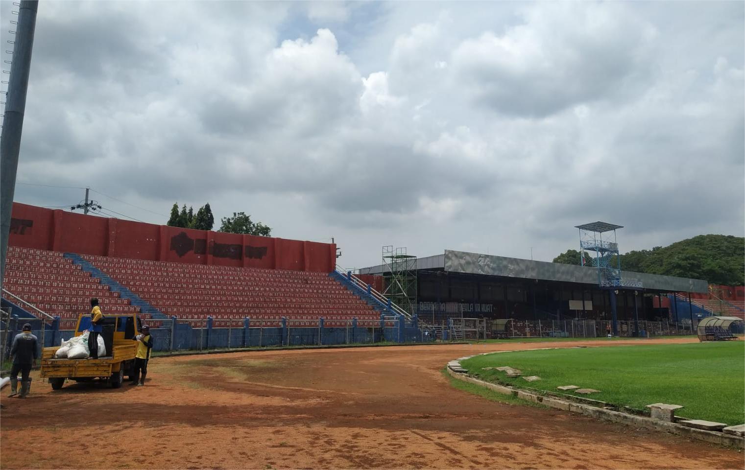 Stadion-Brawijaya-Kota-Kediri-saat-dalam-proses-perbaikan.jpg