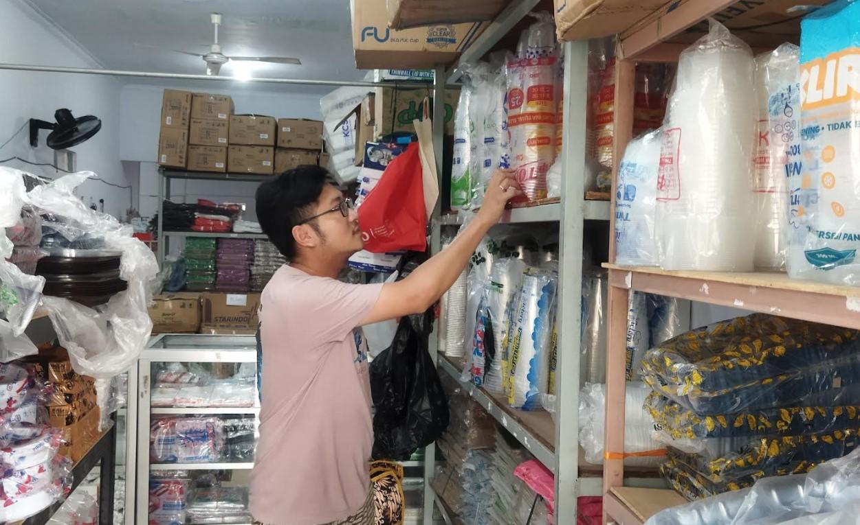 Imbas Konflik Timur Tengah: Harga Plastik di Banyuwangi Naik 70 Persen, Pedagang Pilih Habiskan Stok