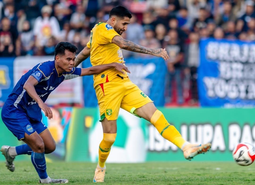 Striker-Persebaya-Bruno-Paraiba-melepaskan-tendangan-berbuah-gol-ke-gawang.jpg