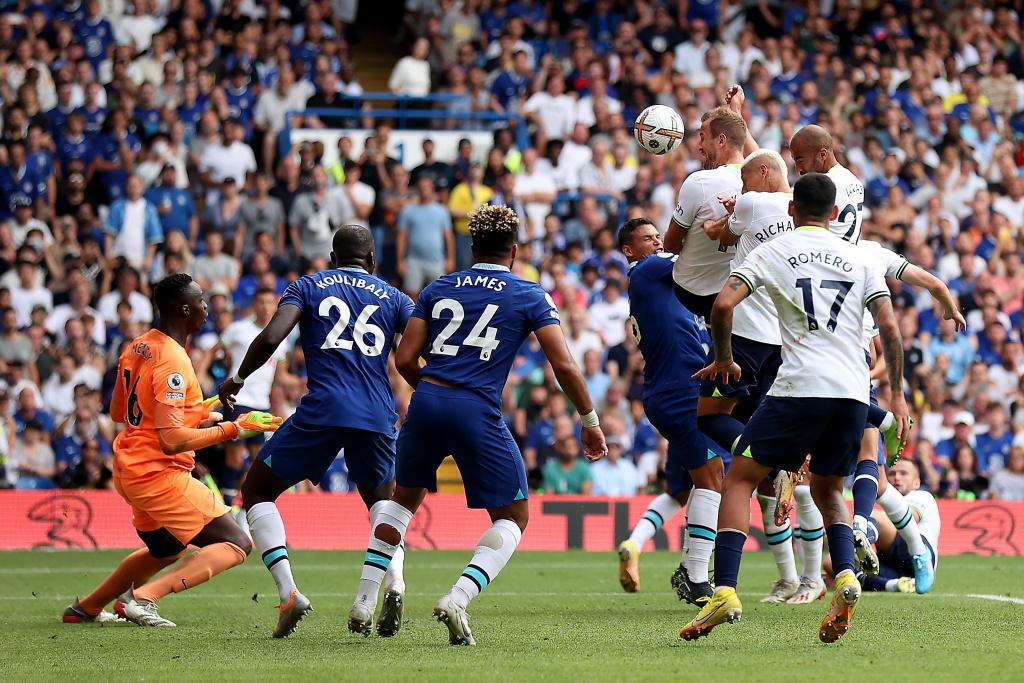 Striker-Tottenham-Hotspur-Harry-Kane-menanduk-bola-ke-gawang-Chelsea.jpg