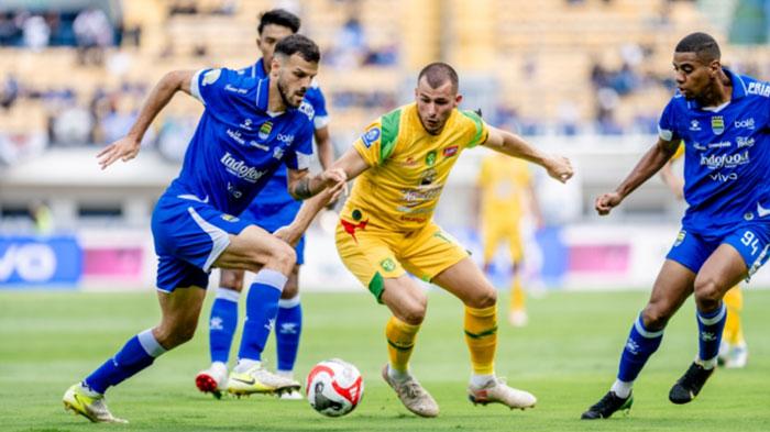 Striker-asing-Persebaya-Mihailo-Perovic-berduel-dalam-perebutan-bola-dengan-pemain-Persib.jpg