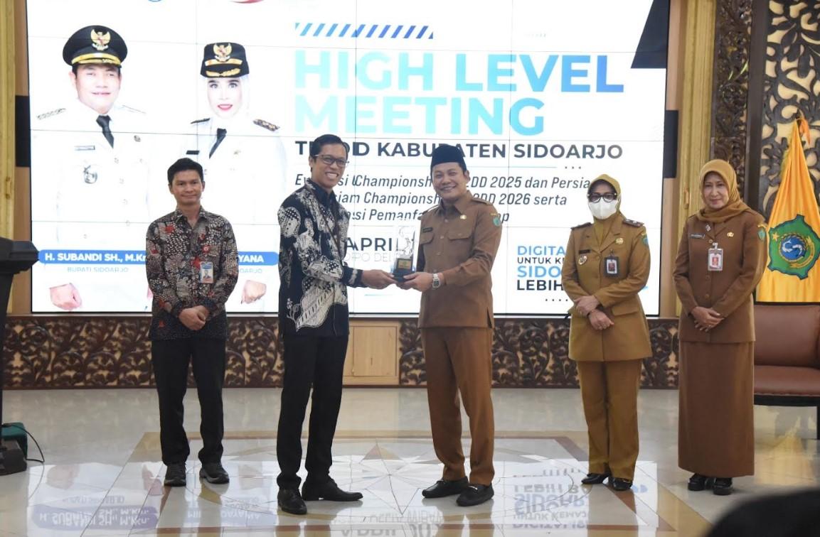 Sidoarjo Terapkan Teknologi QRIS Tap: Bayar Pajak dan Retribusi Kini Cukup Tempel Ponsel