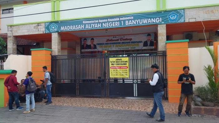 Suasana-MAN-1-Banyuwangi-Kamis-23102025-yang-ratusan-siswanya-diduga-keracunan-MBG.jpg