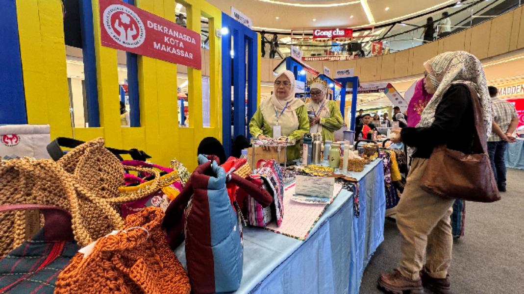 Suasana-Makassar-Travel-Fair-2025-di-atrium-Tunjungan-Plaza-Suarabaya.jpg