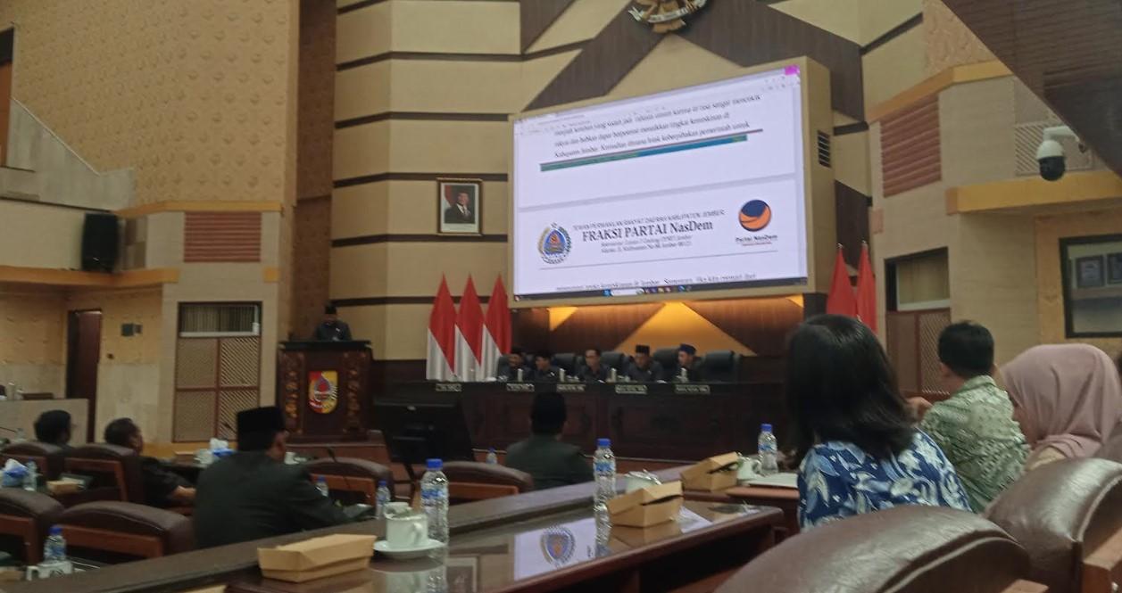 Suasana-Paripurna-Pandangan-Umum-Fraksi-atas-R-APBD-2025-di-Gedung-DPRD-Jember.jpg