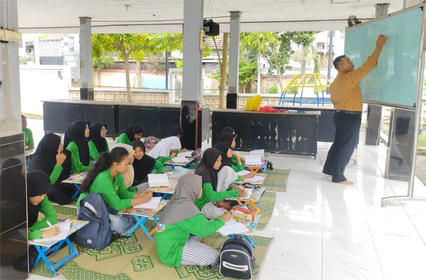 Suasana-belajar-les-matematik-gratis-di-Balai-Desa-Yosowilangun.jpg