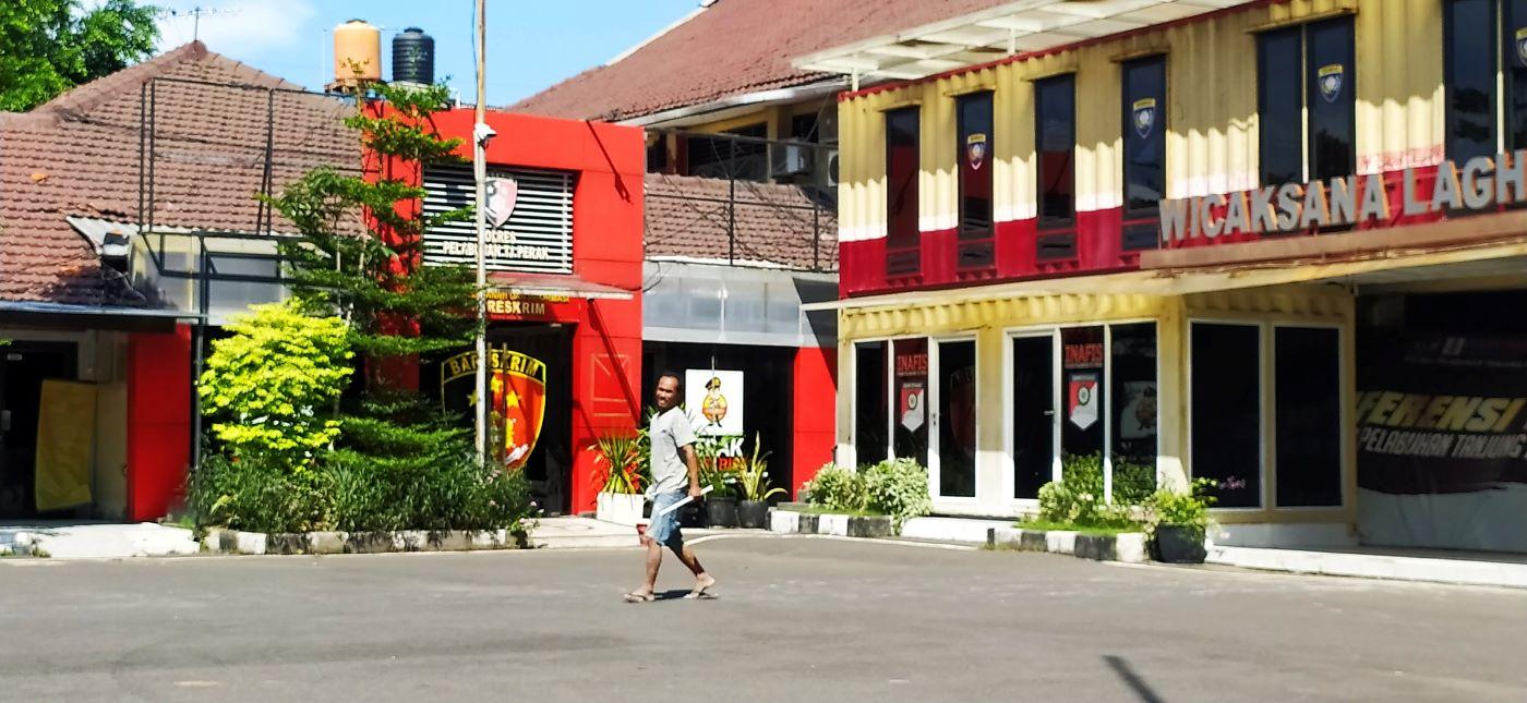 Suasana-depan-Mapolres-Pelabuhan-Tanjung-Perak-Surabaya.jpg