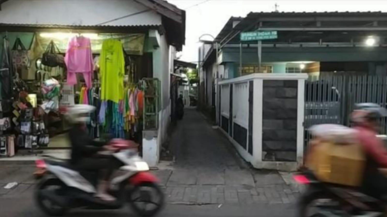 Suasana-depan-rumah-orang-tua-korban-penculikan-di-Jalan-Raya-Bringin-Indah.jpg