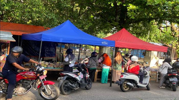 Suasana-di-Jalan-Baru-di-Ponorogo-penuh-penjual-takjil-Kamis-2132024.jpg