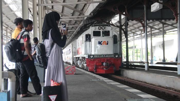 Suasana-di-Stasiun-KA-Jombang-yang-Dipadati-oleh-Penumpang.jpg