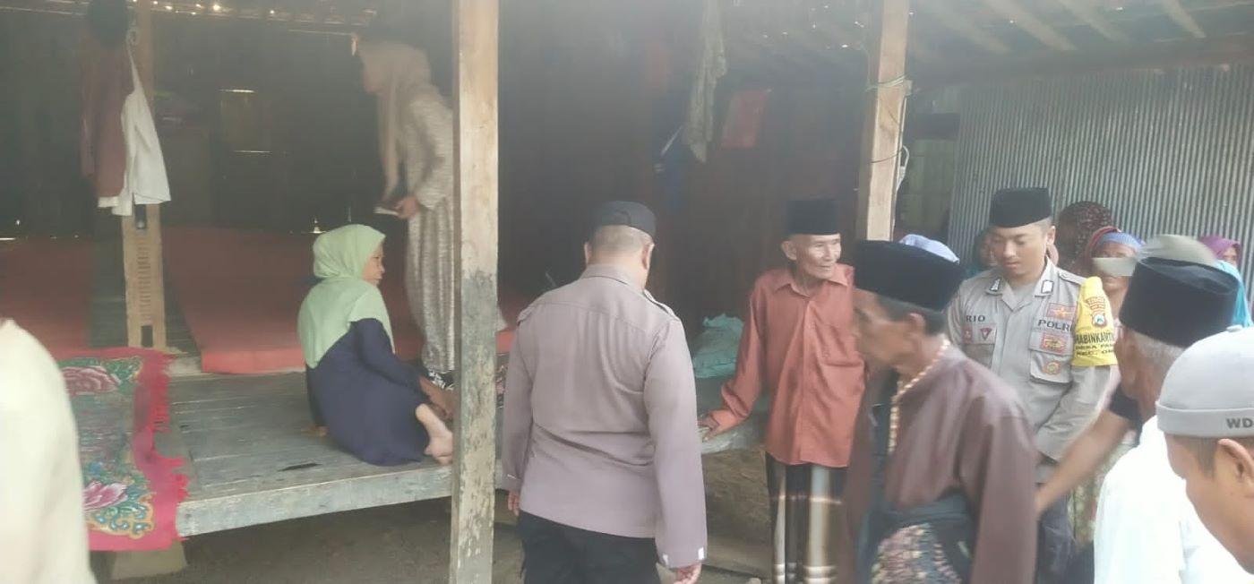 Suasana-di-rumah-duka-salah-satu-korban-tenggelam-di-sungai-Desa-Pandan-Kecamatan-Omben.jpg