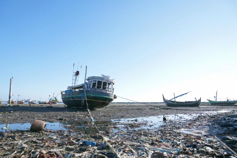 Suasana-kapal-nelayan-di-pesisir-Disini-Kramat.jpg