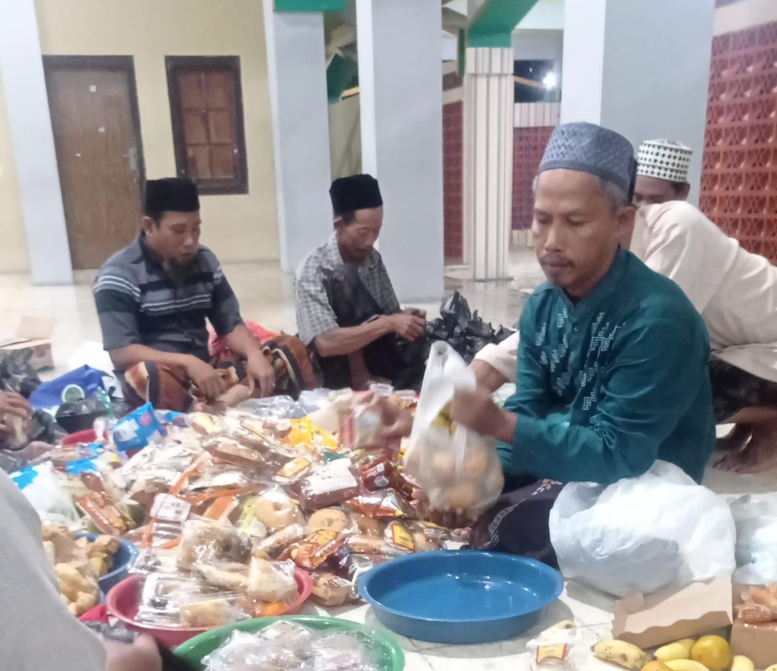 Suasana-khataman-Al-Quran-memperingati-malam-Nuzulul-Quran-di-Masjid-Jami-Kiai-Gede-Bungah.jpg