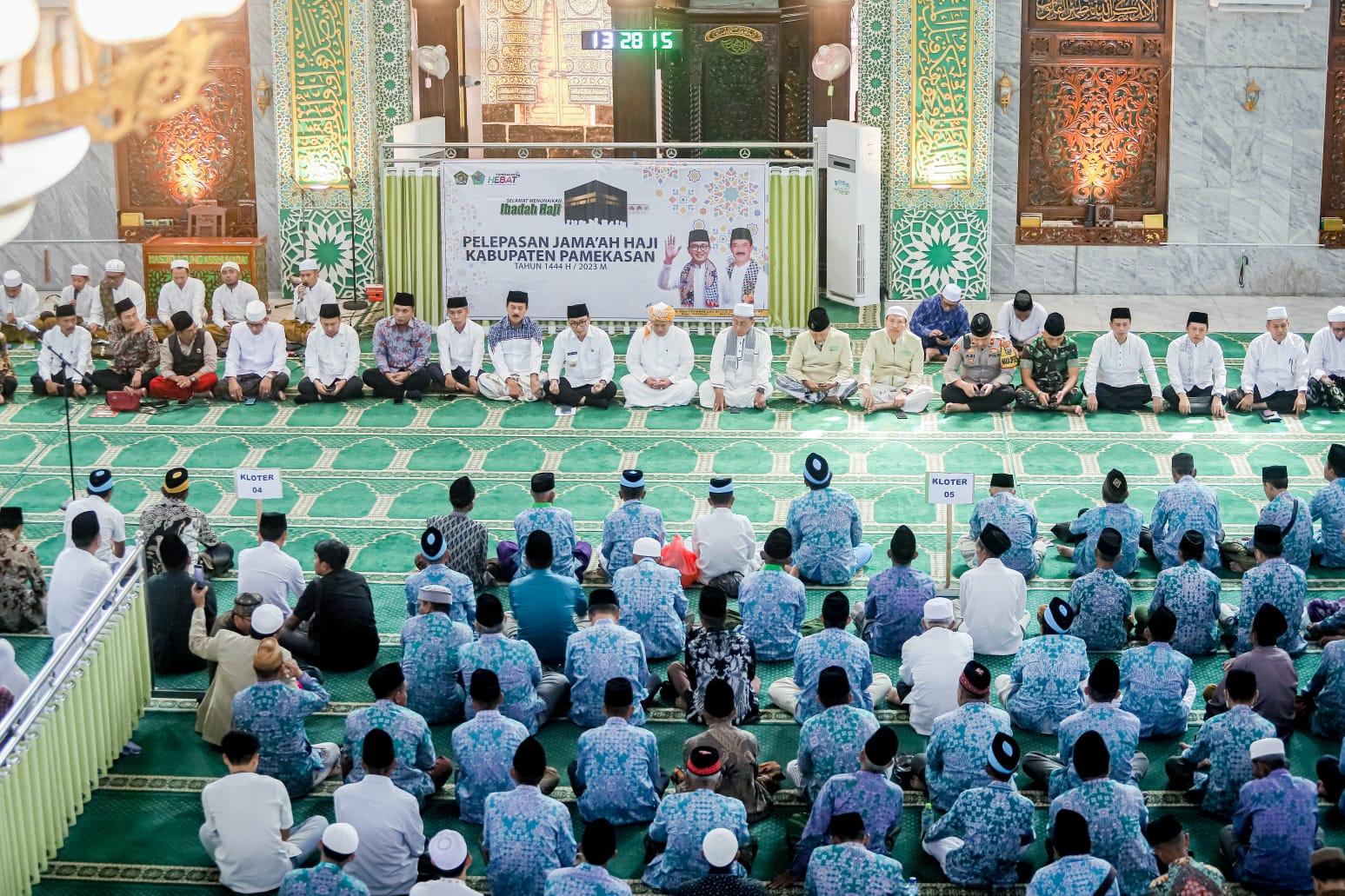 Suasana-pelepasan-rombongan-jemaah-haji-asal-Kabupaten-Pamekasan.jpg