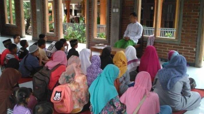 Suasana-pembelajaran-di-TPA-Prabu-Kresna-yang-digagas-Ipda-Bakti-Nurcahyo.jpg