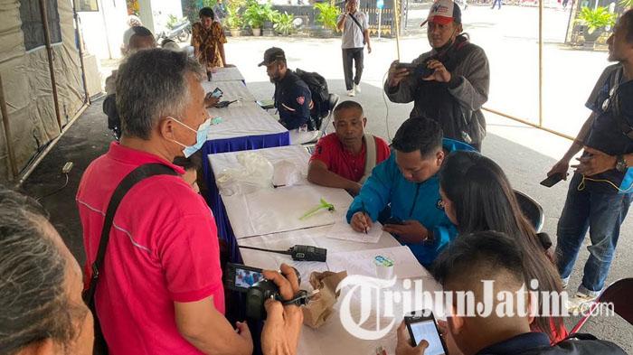 Suasana-pendataan-di-posko-crisis-center-Balai-Kota-Malang-pasca-tragedi-Arema-vs-Persebaya.jpg
