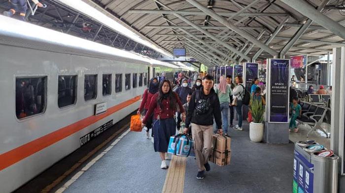 Suasana-peron-di-salah-satu-stasiun-wilayah-KAI-Daop-8-Surabaya-tampak-dipadati-penumpang.jpg