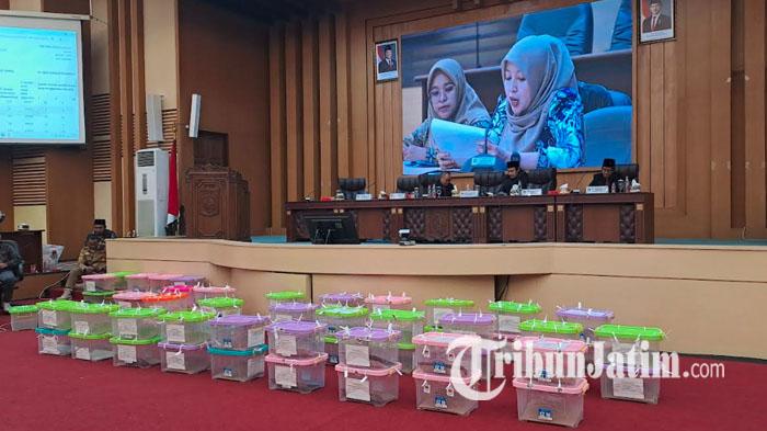 Suasana-rekapitulasi-suara-Pilkada-Malang-2024-tingkat-kabupaten-di-Gedung-DPRD-Kabupaten-Malang.jpg