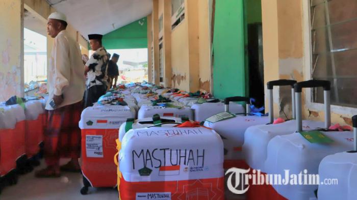 Suasana-ribuan-koper-jemaah-haji-asal-Pamekasan-yang-dikumpulkan-di-Kantor-Kemenag-setempat.jpg
