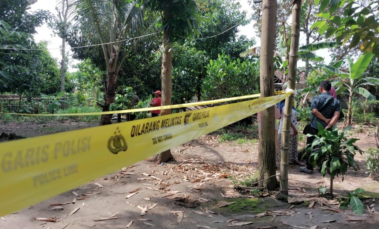 Suasana-rumah-korban-satu-keluarga-ditemukan-tergeletak-bersimbah-darah.jpg