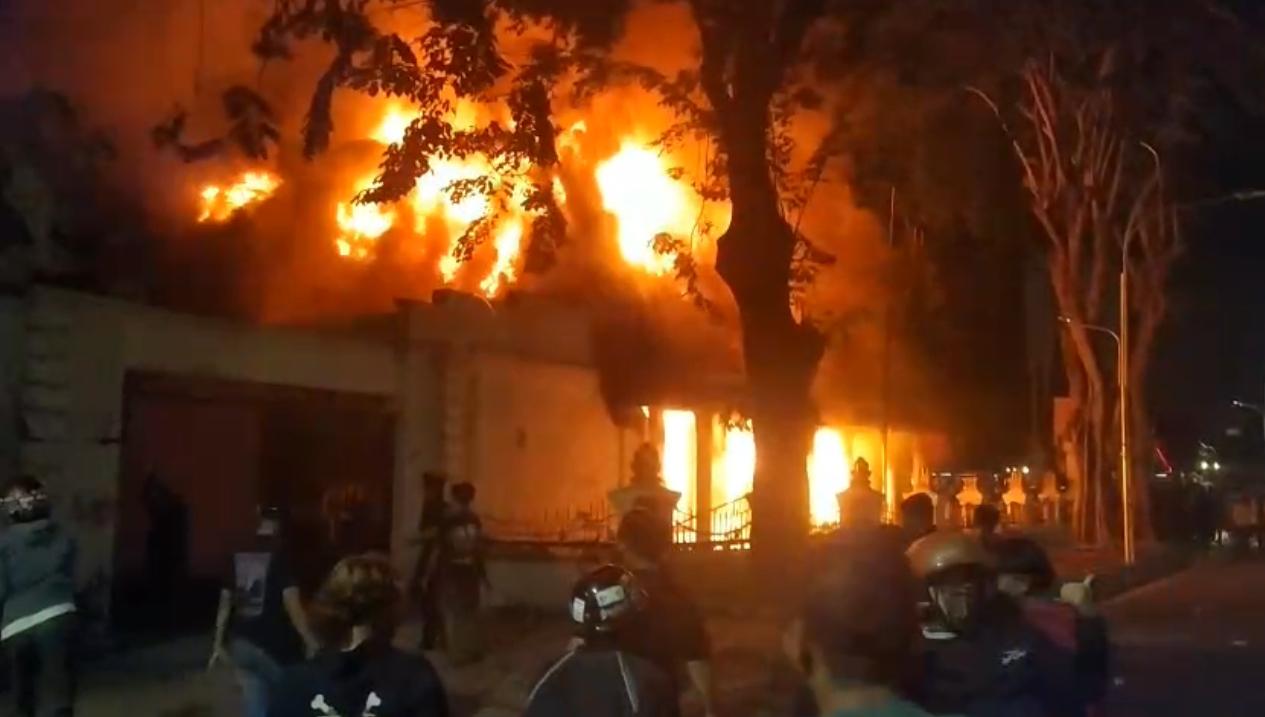 Suasana-saat-Gedung-Grahadi-Surabaya-dibakar-massa-Kamis-3082025-malam.jpg