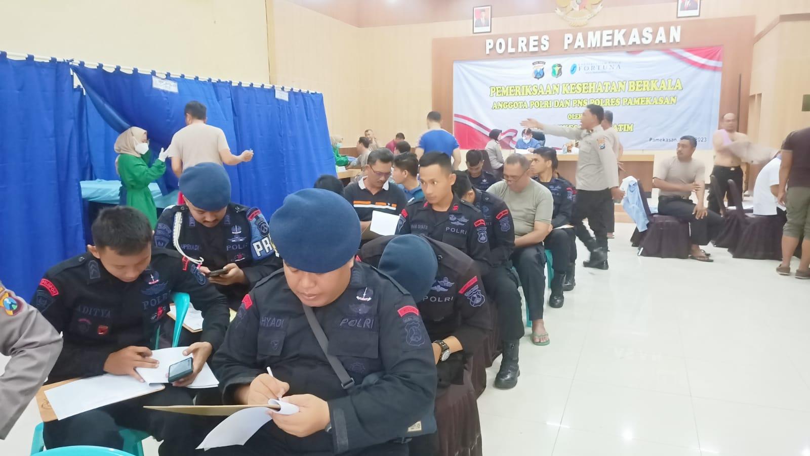 Suasana-saat-anggota-Polres-Pamekasan-diperiksa-kesehatannya.jpg