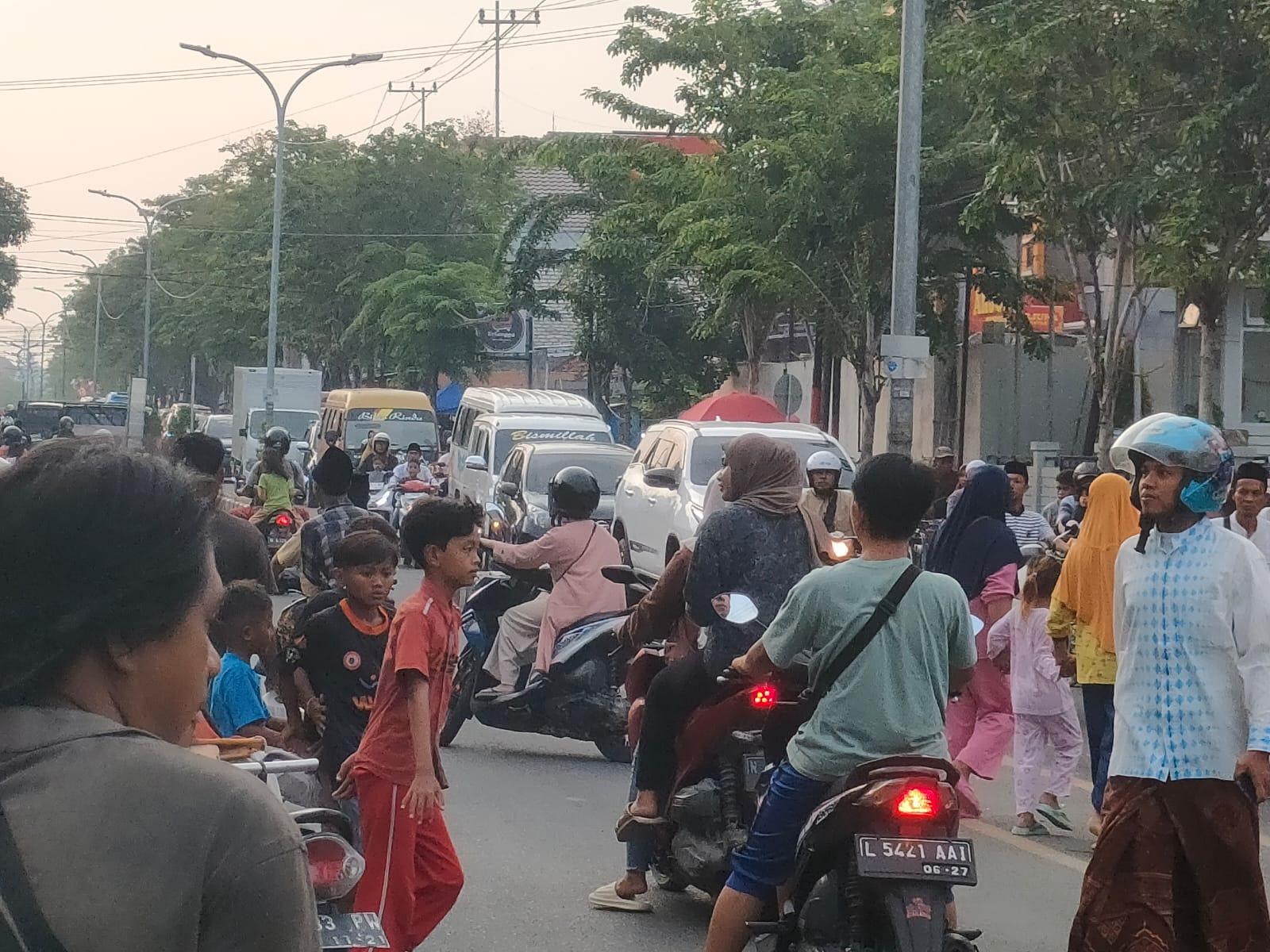 Waspada Titik Rawan Macet di Sampang saat Libur Lebaran, Banyak Penjual Ikan Meluber ke Jalan