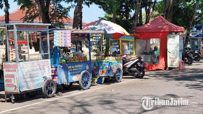 Suasana-saat-para-PKL-menjajahkan-dagangannya-di-kawasan-Alun-Alun-Trunojoyo-Sampang.jpg