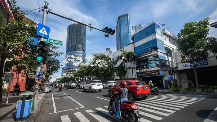Suasana-salah-satu-lampu-lalu-lintas-traffic-light-di-Surabaya.jpg