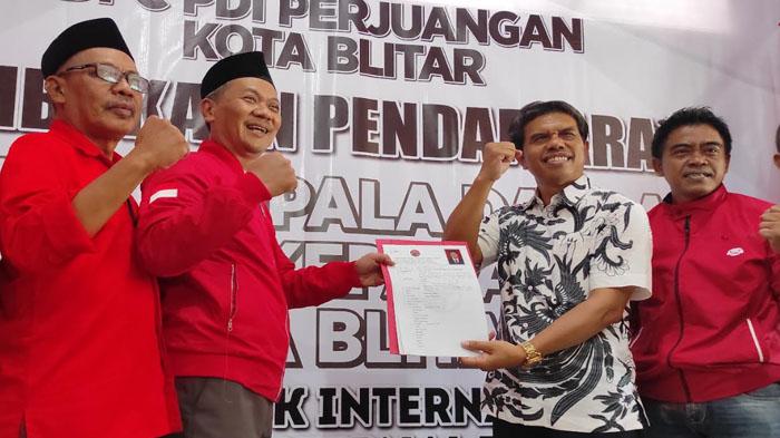 Suharyono-saat-mengembalikan-formulir-pendaftaran-calon-kepala-daerah-di-kantor-DPC-PDIP-Kota-Blitar.jpg