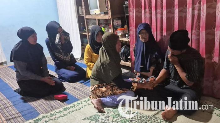 Suhodo-menangis-saat-para-pelayat-menyalaminya-suami-dari-Dina-Martiana.jpg