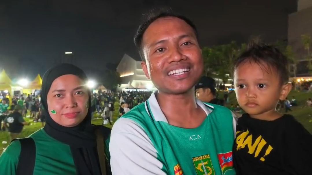 Sukma-Marhendra-tengah-Bonek-asal-Surabaya-Pusat-bersama-istri-dan-buah-hatinya.jpg