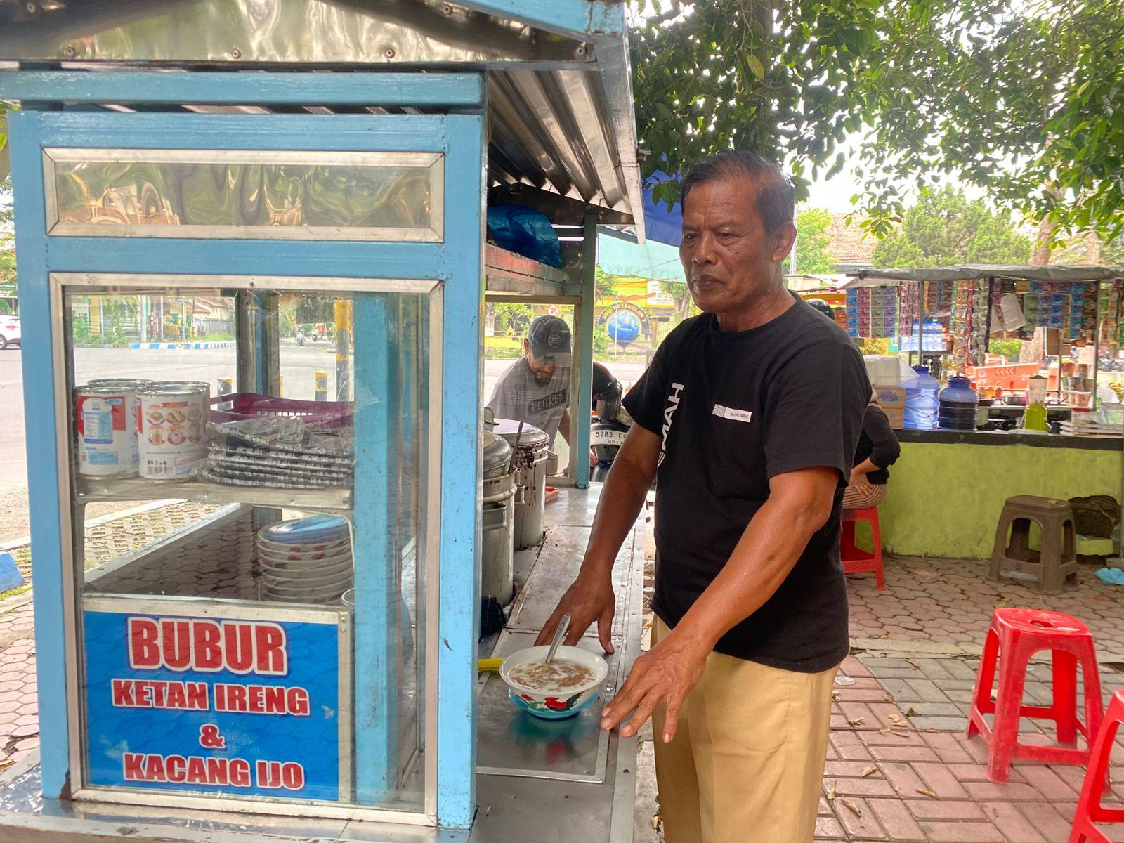 Sumaji-penjual-bubur-ketan-di-Bondowoso-sejak-1985-atau-40-tahun-lamanya.jpg