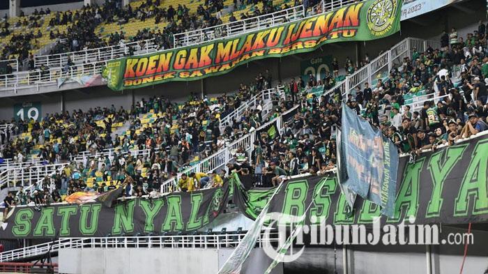 Suporter-Persebaya-Surabaya-Bonek-saat-memberi-dukungan-langsung-pada-Persebaya.jpg