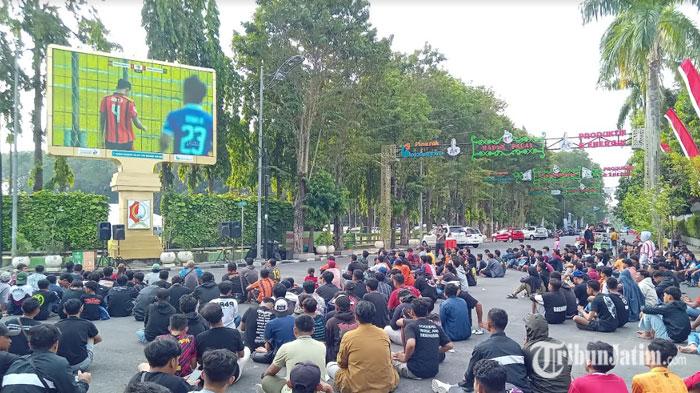 Suporter-Persibo-Bojonegoro-saat-nobar-Laga-Final-Liga-3.jpg