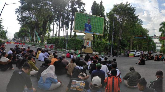 Suporter-Persibo-Bojonegoro-saat-nobar-di-Videotron-Alun-Alun-Bojonegoro-Jumat.jpg