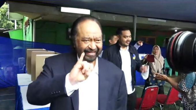 Surya-Paloh-Ketua-Umum-NasDem-selesai-melakukan-pencoblosan-di-TPS-Pemilu-2024.jpg
