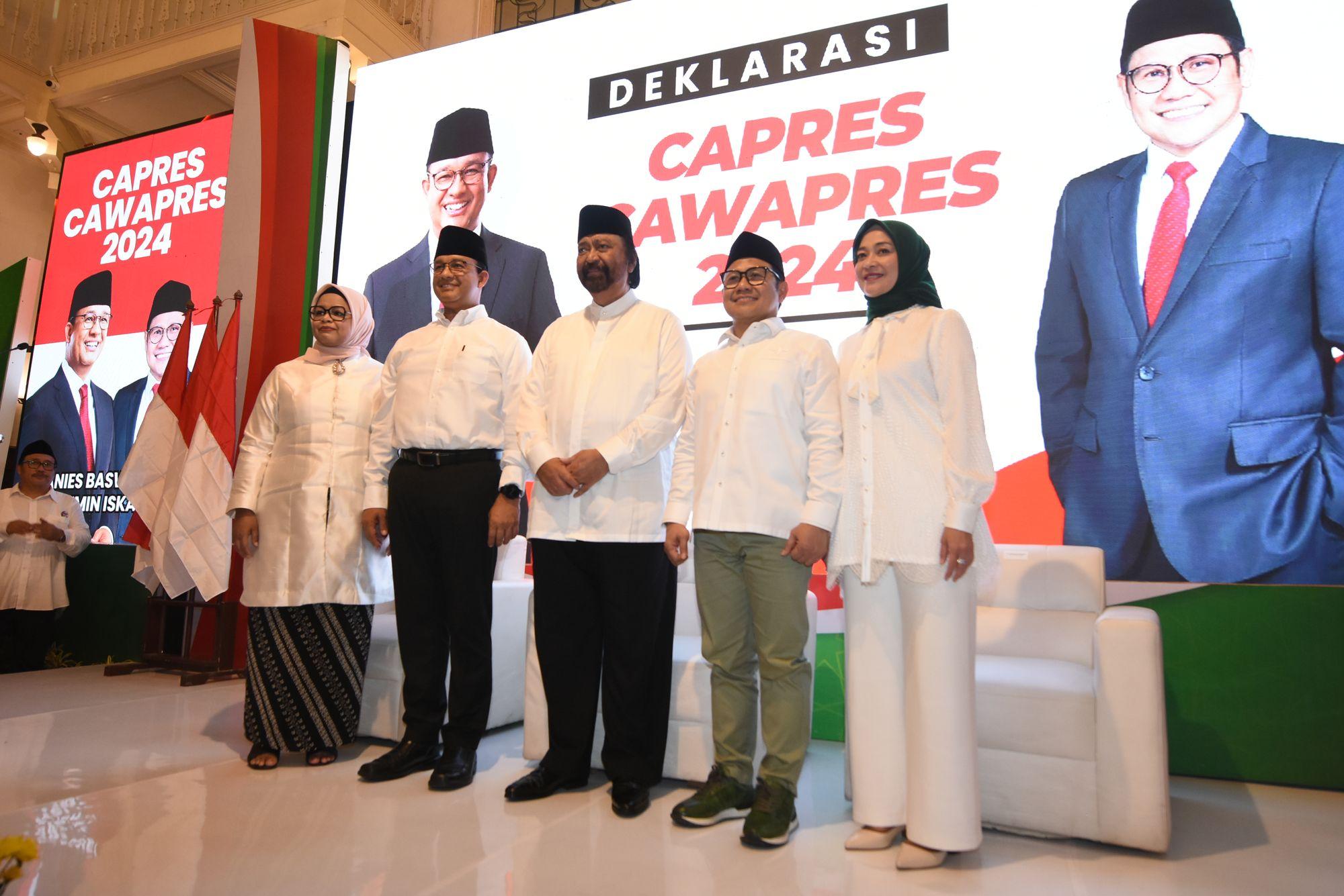 Surya-Paloh-diapit-Anies-Baswedan-dan-Muhaimin-Iskandar-pada-Deklarasi-Capres-Cawapres-2024.jpg