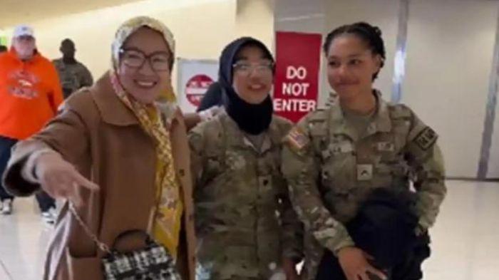 Syifa-WNI-jadi-Tentara-AS-bersama-ibu-dan-rekannya.jpg