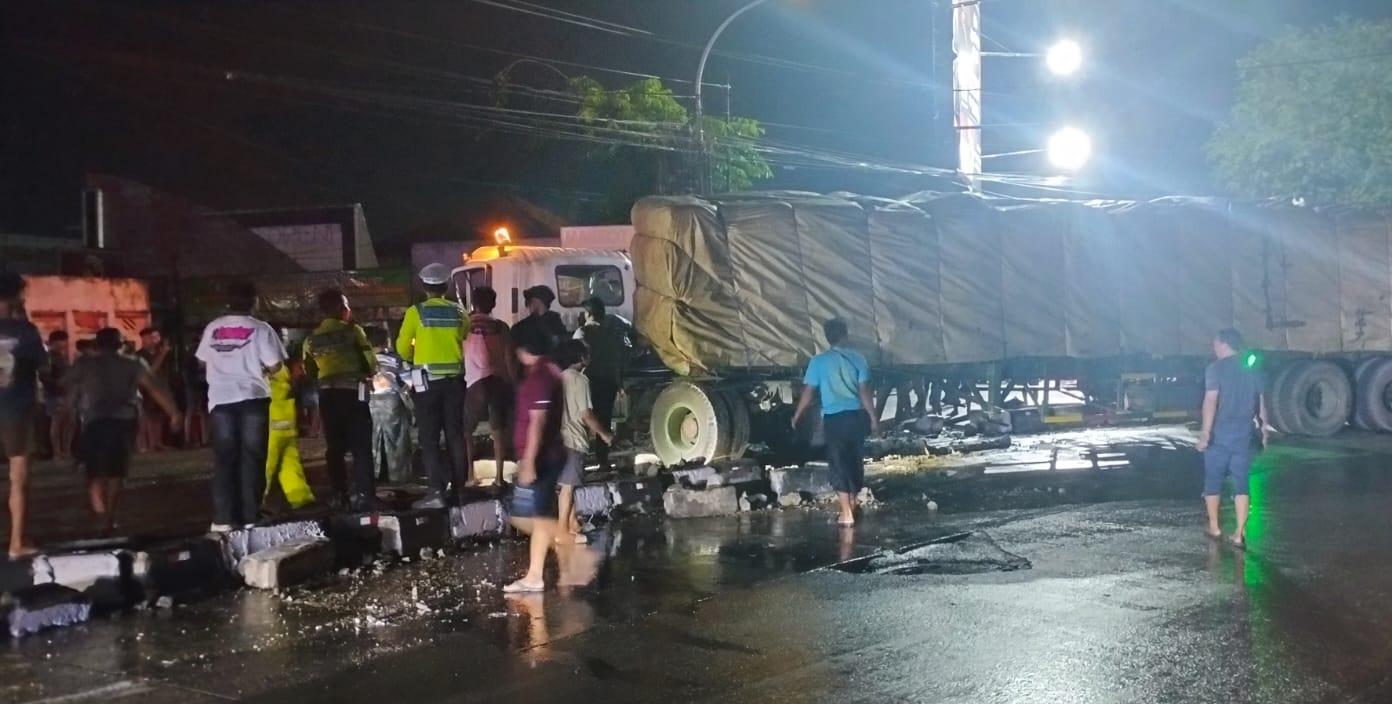 TABRAKAN-TIGA-KENDARAAN-BESAR-Tiga-kendaraan-besar-terlibatkan-tabrakan-di-d.jpg