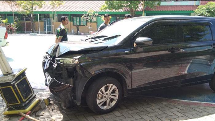 TKP-kecelakaan-mobil-tabrak-7-siswa-MTsN-Bojonegoro-saat-latihan-pramuka.jpg