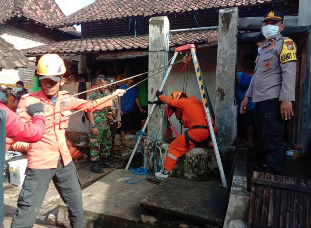 TRC-BPBD-Ponorogo-melakukan-evakuasi-warga-tercebur-di-sumur.jpg